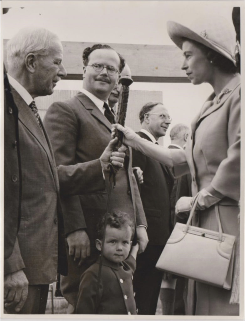 EDWARD BRUCE, 10TH EARL OF ELGIN, ALONGSIDE SON ANDREW BRUCE (CURRENT EARL OF ELGIN) AND GRANDSON CHARLES BRUCE, HOLDING THE SWORD OF KING ROBERT WITH QUEEN ELIZABETH II, AT THE 650TH ANNIVERSARY OF THE BATTLE OF BANNOCKBURN IN 1964.